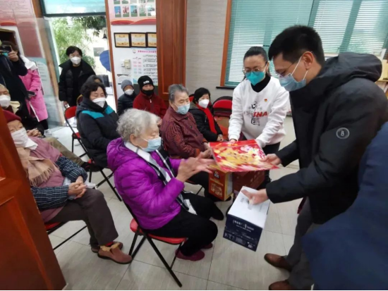 1.20履行社会责任 _ 十六载春风化雨润心田，金外滩集团开展新春慰问活动568.png