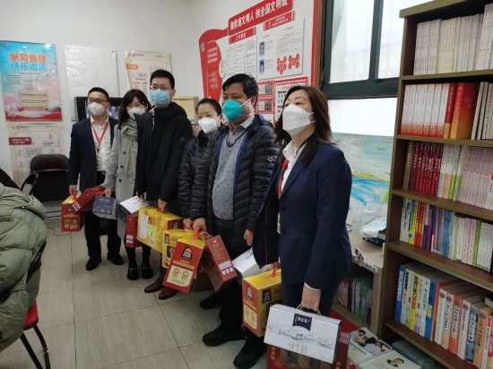 1.20履行社会责任 _ 十六载春风化雨润心田，金外滩集团开展新春慰问活动570.png