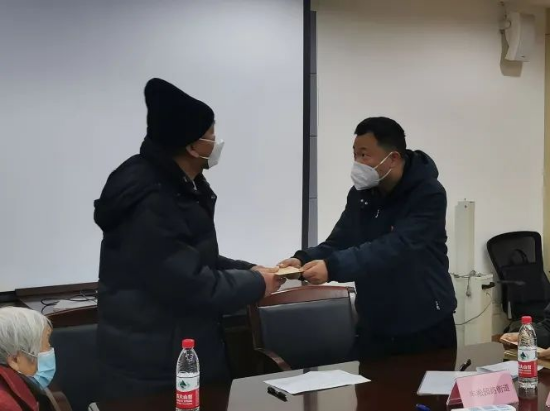 1.20履行社会责任 _ 十六载春风化雨润心田，金外滩集团开展新春慰问活动649.png